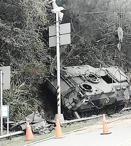 南竿守備大隊1輛CM21人員運輸甲車18日上午擦撞中央大道近勝天公園路口牌樓路段邊坡。(馬防部提供)