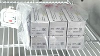 新冠肺炎疫苗開打倒數,中央19日已將首批AZ疫苗配送至全國56家醫院,馬祖地區因天候不佳延誤,將待天候正常後立即運抵,本縣預計獲配10支疫苗,可接種100人次,開打正確時間以指揮中心宣布為準。目前接種地點限在縣立醫院,有接種意願的醫事人員共39位。(圖:連江縣流行疫情指揮中心)