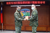 　指揮官頒發工作表現優異人員工作獎金。（圖／文：陳佩湘）