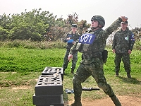 官兵手榴彈投擲測驗。(圖/文:傅紹瑜)