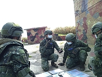 排長謝中尉講解各狀況,使官兵了解作戰構想,提升作戰效能。(圖/文:黃柏健)