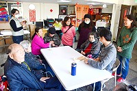 　連江縣衛福局去年6月起在復興村設置失智社區服務據點，每週二、三、五在據點提供個案課程活動及共餐等服務，經由社區協會理事長鄭嬌英帶領工作人員一起協助失智個案接受相關互動遊戲及小活動，讓長者感受到其中樂趣，進而激發大腦運作及友誼互動，重新展開笑容。（圖／文：曹重偉）