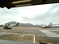 　擴建後北竿航空站21日同時容納2架次飛機出入境乘客，整體空間仍有餘裕。（圖／文：陳鵬雄）