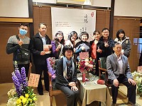 前連江縣警察局督察長蕭惠珠(前坐左)《走馬-督察長的馬祖人生筆記》新書分享會,是她在執勤所寫下的心情紀事,有深入市井生活的足跡,有離鄉背井的孤寂省思,更有對工作的全心投注,以熱情與豐富生活經驗凝鑄而成的人生筆記。(圖:蕭惠珠)