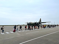 縣府21日啟動加班機2架次、C130軍機1架次,疏運19日、20日滯留旅客。圖為旅客搭乘加班機等候唱名候補及搭乘軍機登記及旅客登機作業。(圖:馬祖日報)