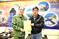 東引鄉長林德建頒贈榮譽鄉民證給陸軍司令部人事軍務處長廖建興少將,感謝其對地方的付出與貢獻。(圖/文:陳其敏)