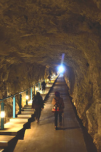 隨著觀光旅遊季開始,東引安東坑道等景點的遊客人數已明顯增多。(圖/文:陳其敏)