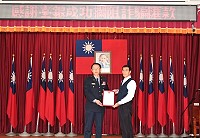 縣警局24日表揚及時攔阻詐騙款項有功之臺銀馬祖分行謝姓行員,期望強化全民打擊詐欺犯罪決心,維持警民良好通報機制。(圖:連江縣警察局)