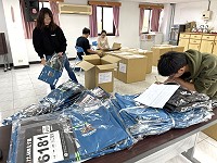 2021年北竿硬地超級馬拉松籌備工作就緒,海大同學擔任志工協助選手物資發放。(圖/文:陳鵬雄)