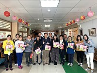 　府會首長、立委贈送禮物給大同之家工作夥伴，感謝他們為地區長照工作的努力付出。（圖／文：馮紹夫）