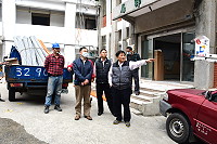 　台銀馬祖分行因應重建將暫遷至鄰近郵政大樓辦公，預定4月16日啟用，劉增應現勘建議多規劃停車位。（圖／文：曹重偉）
