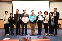 　南山人壽為弱勢民眾辦理微型保險，26日由資深副總經理蔡豐輝一行抵馬舉辦致贈儀式，縣長劉增應回贈感謝狀及馬祖好酒。（圖／文：曹重偉）
