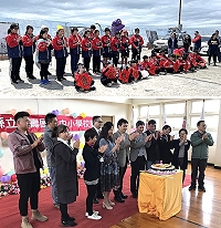 上圖:敬恆國中小53週年校慶,餘音恆存碼頭快閃活動最吸睛。(圖/文:宋幸儒);下圖:介壽國中小歡慶建校46週年,校方改以簡化不失隆重的方式,精心安排校慶典禮。(圖/文:吳嘉榮)