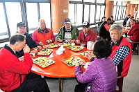 　馬港社協老人共餐活動26日在活動中心歡樂登場；餐前有衛福局長照科業務宣導，依公、依嬤三五好友一同用餐，吃得愉快。（圖／文：曹重偉）