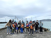 東莒國小與附幼兒園全體師生抵達猛澳港,手持自製釣竿體驗釣魚。(圖/文:蔡夢玲)