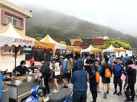 　千人消費聚集，馬拉松園遊會場人氣強強滾。（圖／文：陳鵬雄）