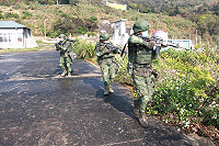 莒光守備大隊官兵執行直升機升降場防護演練。(圖/文:蘇昱維)
