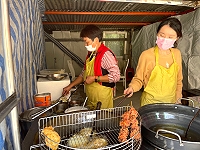 　鐵板阿珠(虫弟)餅27日香氣開炸，年輕粉絲回味記憶。（圖：馬祖日報）