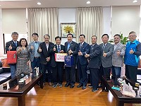 　台灣張廖簡宗親會全國總會理事長廖德淘一行拜訪議長，希望馬祖能成立張廖簡宗親會分會，張永江表示樂觀其成及支持之意。（圖：連江縣議會）