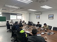 　港務處29日舉行福澳旅運大樓周邊停車管理討論會議，順便前往大樓周邊現勘未來規劃。（圖／文：馮紹夫）
