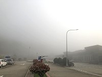 馬祖從29日入夜後起霧,至30日晨間未散,圖為南竿機場上午霧氣迷濛。(圖:立榮航空馬祖站提供)
