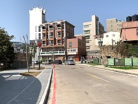　八八坑道往機場道路、山隴白馬王公園一側劃設紅線，民眾注意停車規則，以免受罰。（圖／文：馮紹夫）