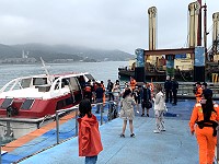 　2021「探索夢號」郵輪31日抵達馬祖，船上遊客1134人，下船1052人。（圖／文：馮紹夫）