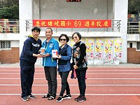 　北竿鄉公所及代表會昨天致贈塘岐國小兒童節禮品，由校長陳功德代表接受。（圖：鄉代會提供）