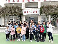 莒光鄉民代表會致贈敬恆國中小的學生精緻餐點,祝賀青年節及兒童節快樂。(圖/文:宋幸儒)