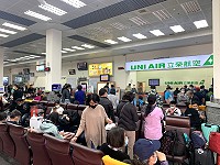 　　霧季馬祖，1日12班機因霧取消，機場仍有大批乘客滯留。（圖／文：馮紹夫）