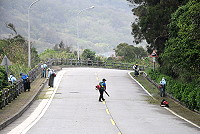 　迎接觀光旺季，環資局展開南竿鄉主要景點及道路除草工作，提醒行經除草工作路段的行人與車輛小心慢行。（圖／文：曹重偉）