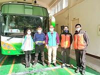 超前部署,連江監理站與交旅局跨機關合作,在旅遊旺季來臨前將地區遊覽車召回至監理站實施安全檢驗。(圖:連江監理站)