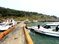 清明連假第2天大坵島迎來近4百位遊客,簡易碼頭人船繁忙景象再現。(圖/文:陳鵬雄)
