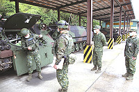 甲車駕駛實施裝備操作示範。(圖/文:程婉琳)
