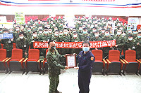 馬防部參謀長及官兵共同贈送李所長感謝狀與合影。(圖/文:譚昱涵)