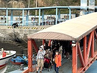 　連假人潮多，南北竿島際客運出現雙開局面，白沙碼頭排隊人龍近百公尺。（圖／文：陳鵬雄）