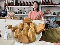 　北竿首間雞蛋糕店塘岐中山路飄香，特殊造型模具很吸睛。（圖／文：陳鵬雄）