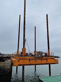 　白沙第2浮動碼頭進入設計前鑽探作業，工作平台船日前駛抵白沙準備。（圖／文：陳鵬雄）