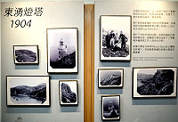 東引燈塔多媒體展覽室展出的照片,攝於1904年,極為珍貴且具有歷史價值。(圖/文:陳其敏)