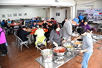 　走出疫情陰影，鐵板社區關懷據點長青食堂6日恢復運作，老人家們重聚一堂，就像在自家吃飯一樣，一切都很自然。（圖／文：曹重偉）