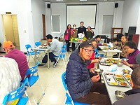 民進黨黨部主委李問參加東莒老人共餐活動,並捐贈食材。(圖:民進黨連江縣黨部提供)