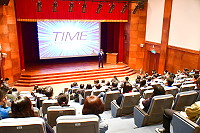 　激勵公務同仁學習英文興趣，縣府7日舉辦公務英文學習講座，邀請到空中英語教室文摘雜誌社4位編輯兼主播抵馬開講。（圖／文：曹重偉）