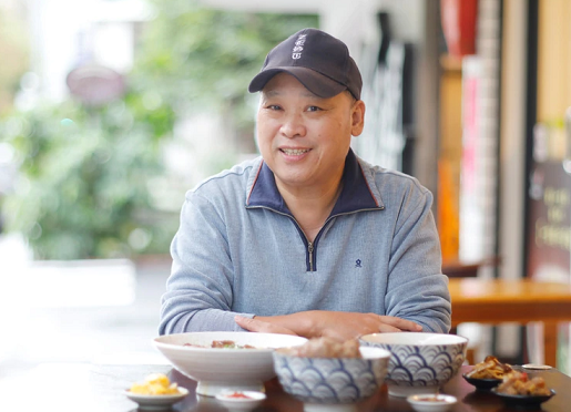 北竿白沙旅台鄉親詹長建以一根筋在北市牛肉麵店闖出名號。(圖:蘋果日報)