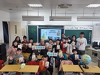 88歲「蘇媽媽」蘇蔡彩秋癌後逆轉人生,推動愛悅讀生命下鄉計畫,馬祖校園行第1站到東引分享人生經歷故事,啟發國小學生。(圖:東引國中小)