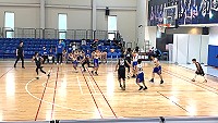 第53屆全國少年籃球錦標賽,馬祖聯隊8日首戰新北五華國小,家長、熱心推動少籃人士一路相陪相挺。(圖:連江縣體育會籃委會)