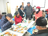 東莒長照據點9日長者們一同動手擀麵糰、切麵,衛福局長曾玉花到場關心。(圖/文:蔡夢玲)