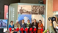 《馬祖1979》阮義忠攝影展結合曹楷智《島顏》、李若梅《島語》畫作,9日宜蘭展出,市長江聰淵(右3)、秘書長張龍德參加開幕剪綵。(圖:縣府文化處)
