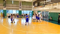 　馬祖少年籃球隊昨天傳捷報，對戰新北忠義國小以40比28風光獲勝晉級32強，不少家長專程前往加油。（圖：連江縣體育會籃委會）
