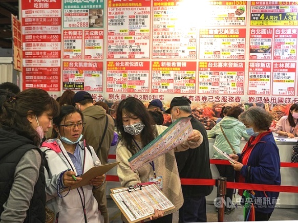 2021台北國際春季旅展登場,民眾到場搶好康,離島行程澎湖花火節和馬祖藍眼淚,滿房率都已上看7、8成。(圖:中央社)