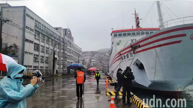 基隆港46運指部最後巡禮(圖中左為運指部行政大樓)10日開拆將變身商務大樓,左停靠軍租船合富輪。(圖:聯合新聞網)